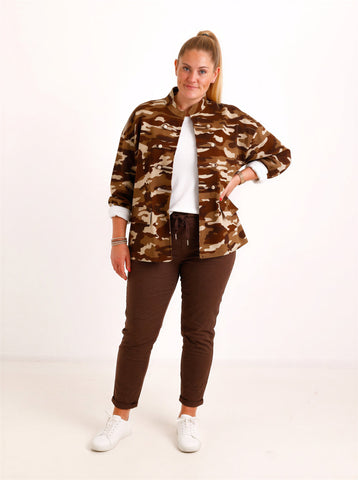 Curvy Size Denim-Jacke SANNE – Camouflage-Look mit dekorativen Riegeln – Gr. 46–56