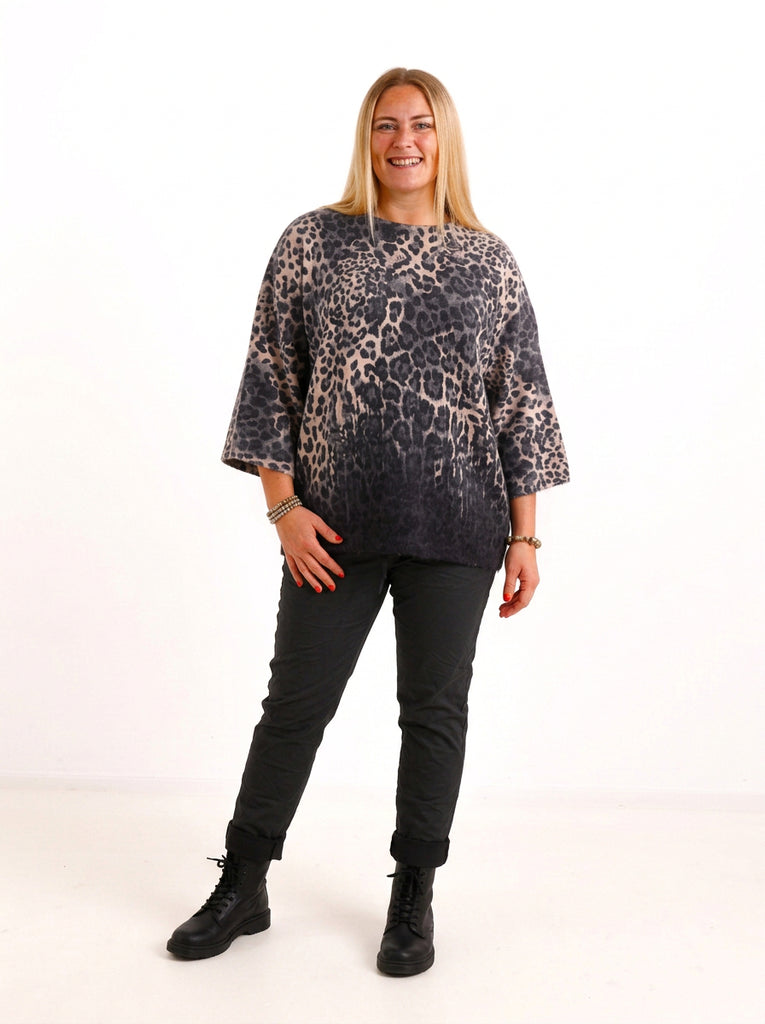 Curvy Size Feinstrick-Pullover MARISA – Flauschiger Leo-Look mit U-Boot-Ausschnitt – Gr. 44–50