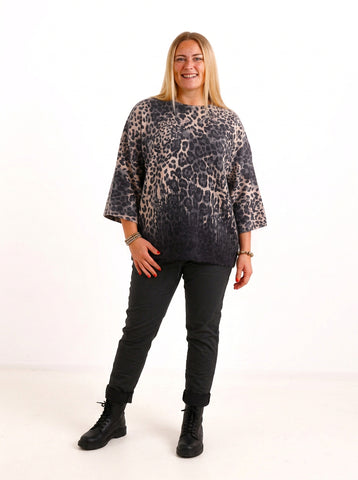 Curvy Size Feinstrick-Pullover MARISA – Flauschiger Leo-Look mit U-Boot-Ausschnitt – Gr. 44–50