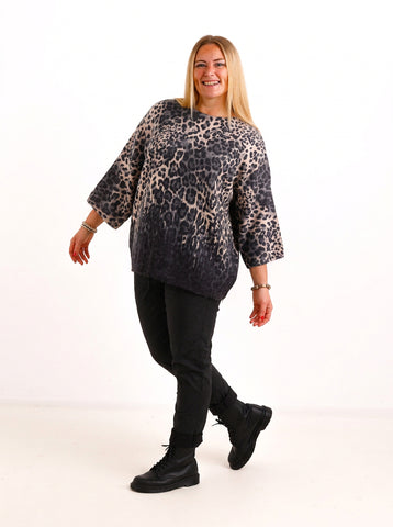 Curvy Size Feinstrick-Pullover MARISA – Flauschiger Leo-Look mit U-Boot-Ausschnitt – Gr. 44–50