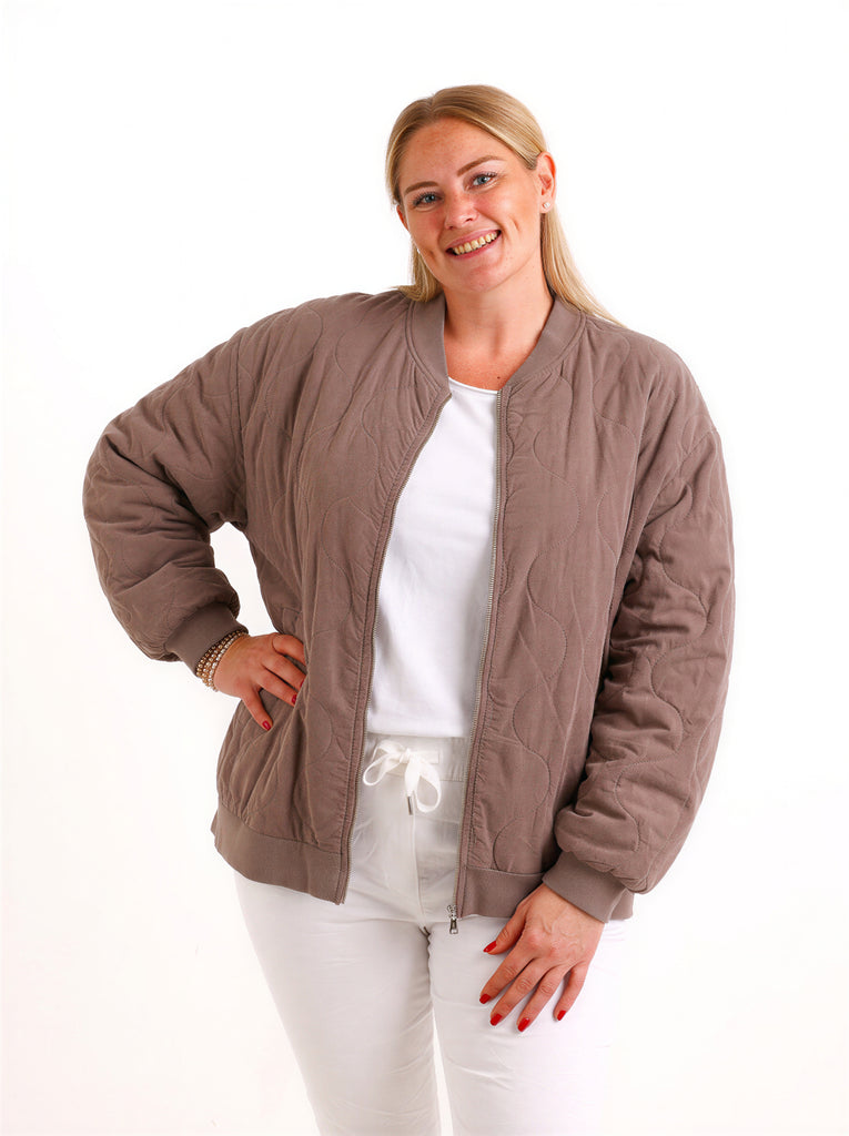 Curvy Size Bomberjacke YLVIE – Feincord mit besonderer Steppstruktur – Gr. 44–52
