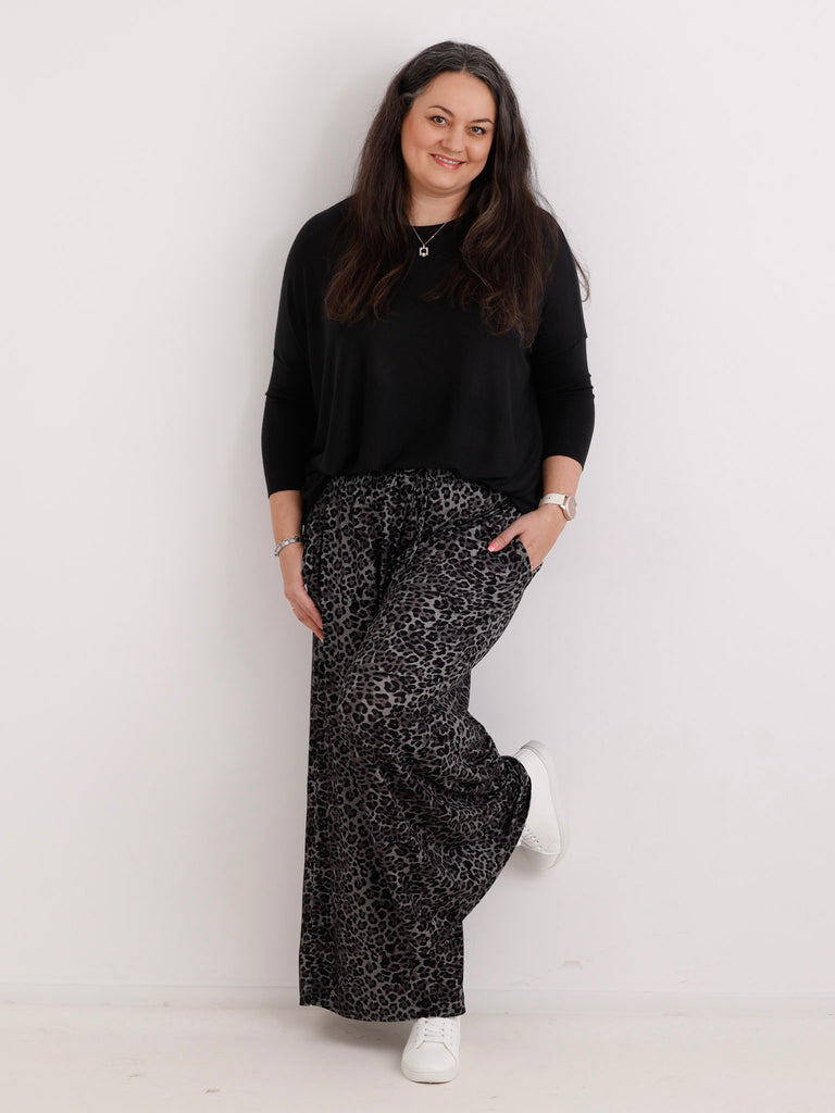 Jersey Marlene-Hose JONAS.S – Viskose-Mix – Leo-Muster – Gr. 38-48