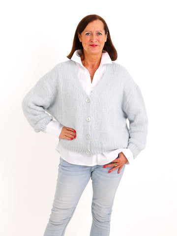 Oversize Strickjacke LIVARA – Flauschiger Glattstrick mit V-Ausschnitt – Gr. 38–44