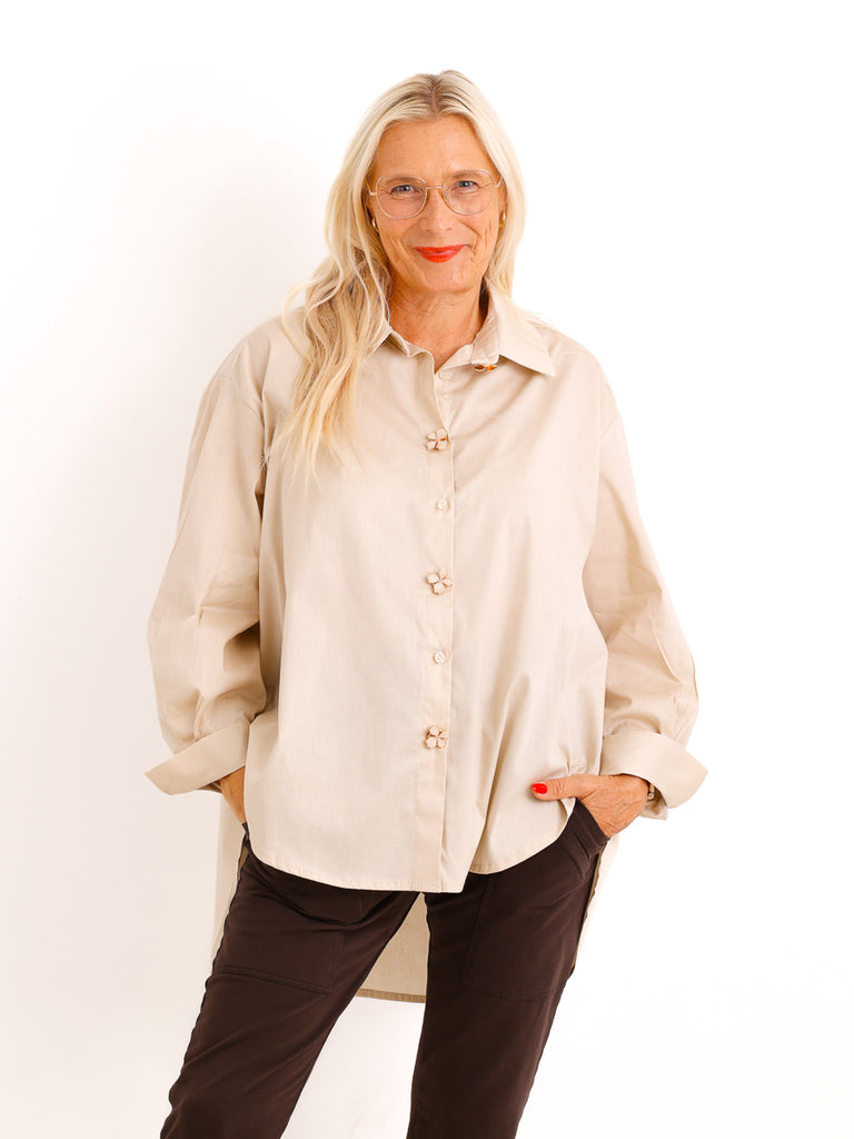 Oversize Bluse VIRELLA – Abnehmbare Statement-Blumenknöpfe mit Klick-System – Gr. 40–46