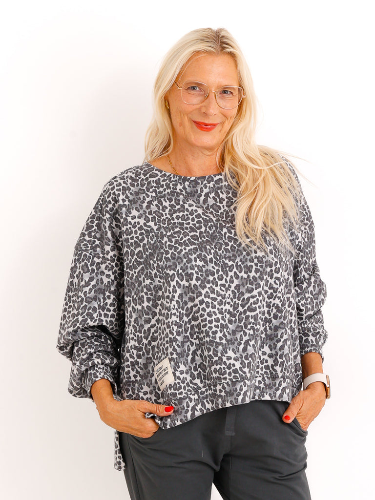 Oversize Sweatshirt LIVANI – Allover-Print mit Patch-Details – Gr. 36–42