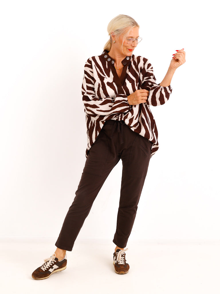 Oversize Bluse PIENZA – Allover-Print mit dekorativen Silberelementen am Kragen – Gr. 38–46