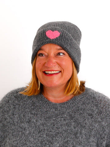 Strick-Beanie LISELLE – Softer Rippstrick mit Statement-Herz
