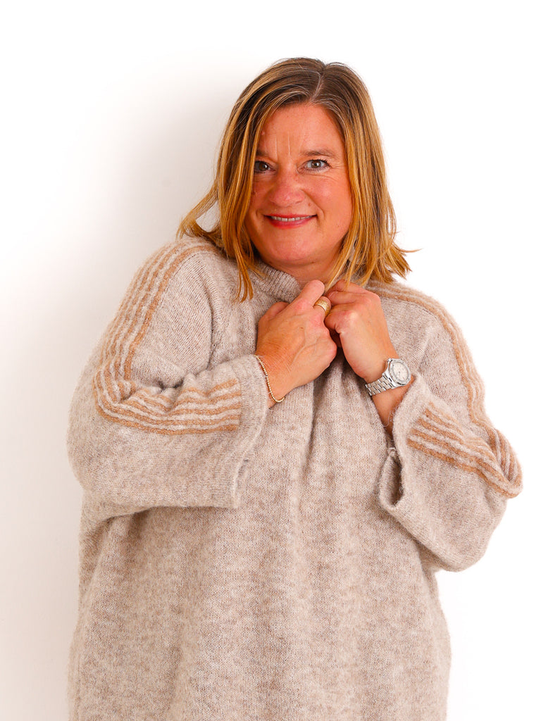 Curvy Size Pullover LUNELL – Extra langer Schnitt mit besonderen Ärmeldetails – Gr. 42–48