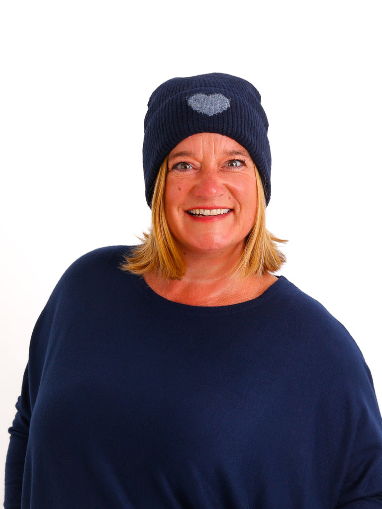 Strick-Beanie LISELLE – Softer Rippstrick mit Statement-Herz