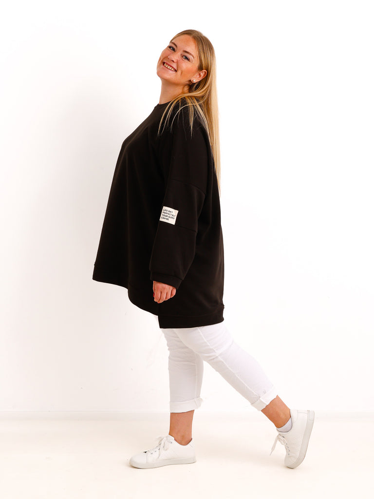 Curvy Size Sweatshirt MAILYS – Extra langer Oversize-Schnitt mit Patch-Details – Gr. 46–56