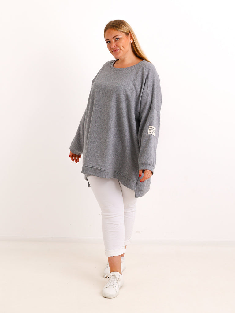 Curvy Size Sweatshirt MAILYS – Extra langer Oversize-Schnitt mit Patch-Details – Gr. 46–56