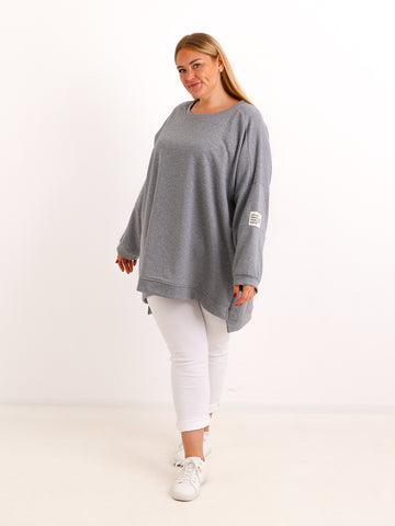 Curvy Size Sweatshirt MAILYS – Extra langer Oversize-Schnitt mit Patch-Details – Gr. 46–56