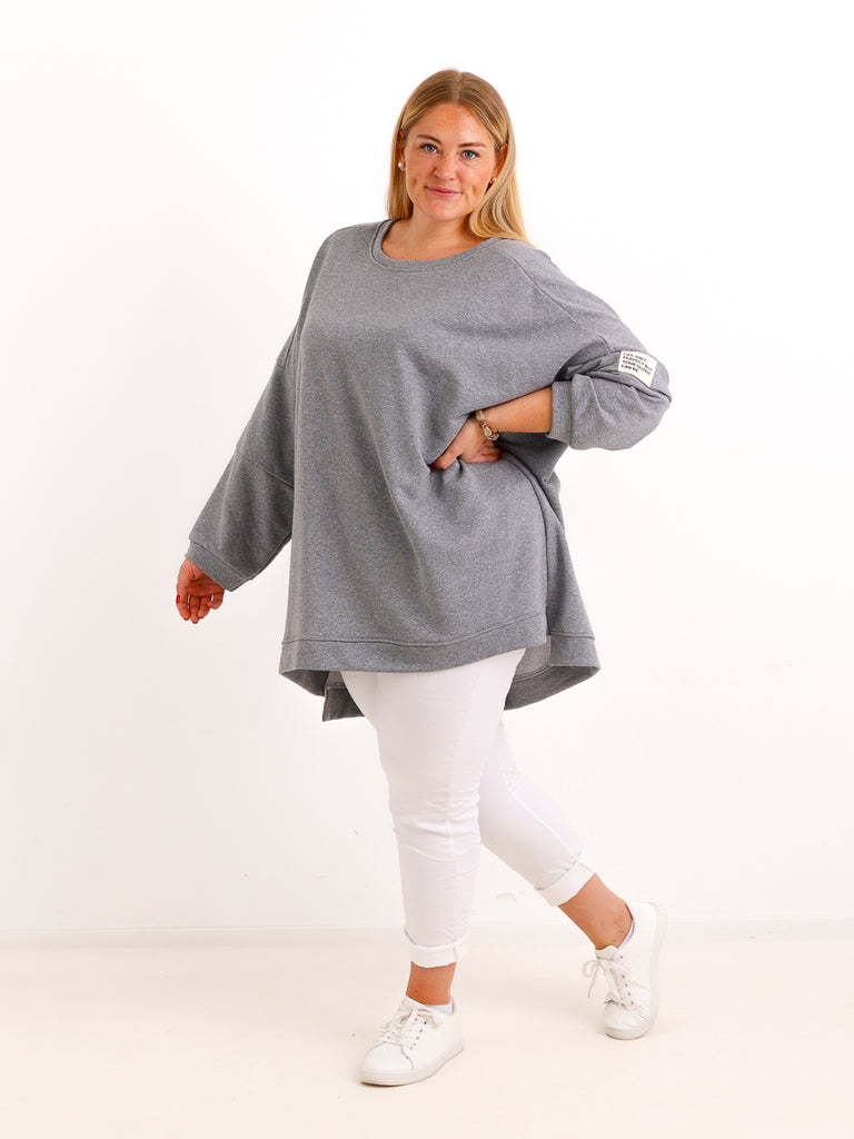 Curvy Size Sweatshirt MAILYS – Extra langer Oversize-Schnitt mit Patch-Details – Gr. 46–56