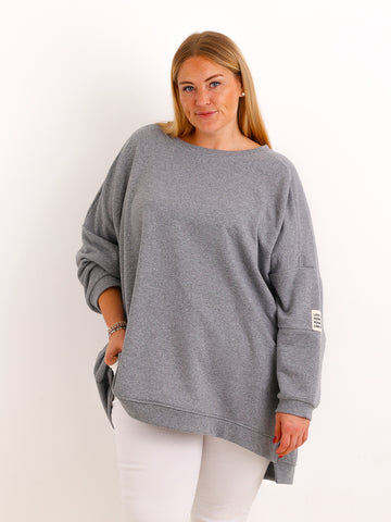 Curvy Size Sweatshirt MAILYS – Extra langer Oversize-Schnitt mit Patch-Details – Gr. 46–56