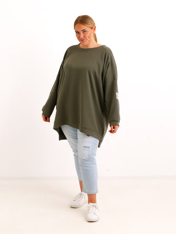 Curvy Size Sweatshirt MAILYS – Extra langer Oversize-Schnitt mit Patch-Details – Gr. 46–56
