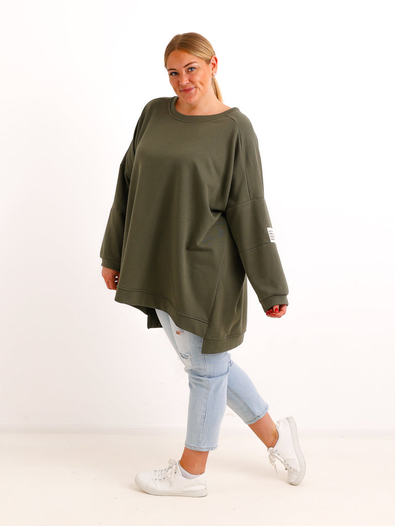 Curvy Size Sweatshirt MAILYS – Extra langer Oversize-Schnitt mit Patch-Details – Gr. 46–56