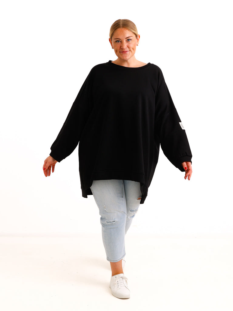 Curvy Size Sweatshirt MAILYS – Extra langer Oversize-Schnitt mit Patch-Details – Gr. 46–56