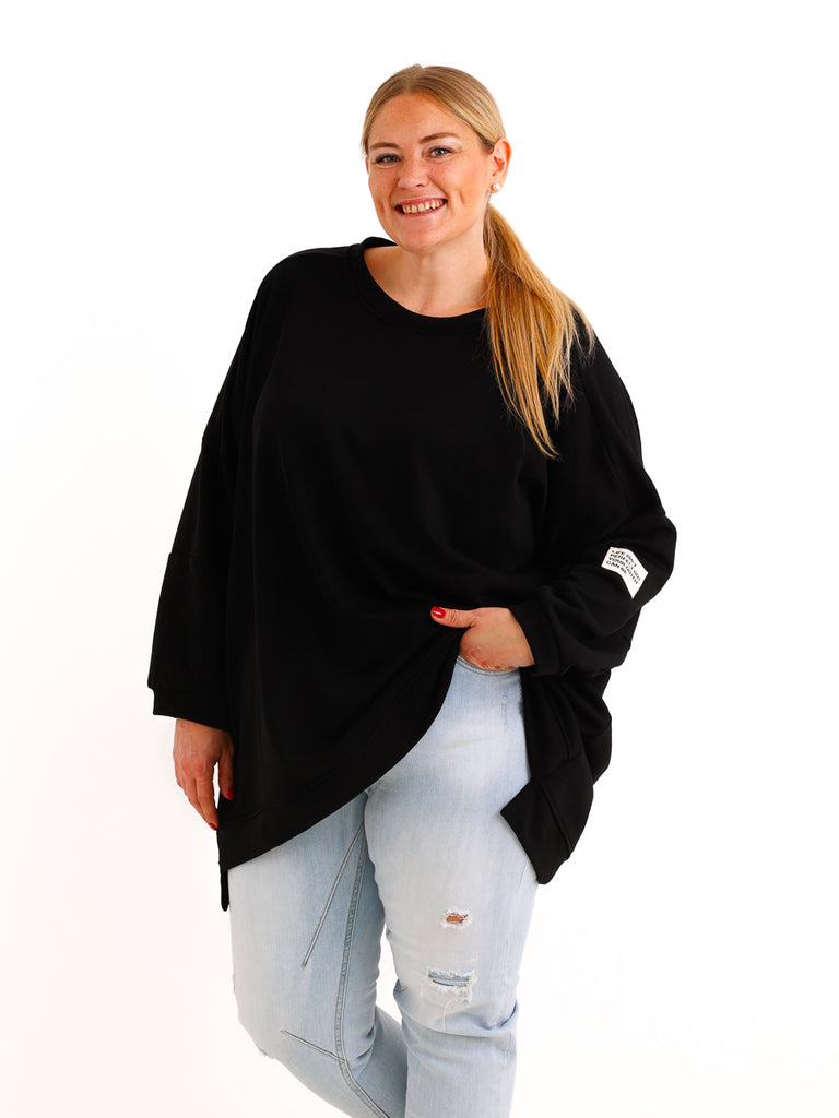Curvy Size Sweatshirt MAILYS – Extra langer Oversize-Schnitt mit Patch-Details – Gr. 46–56