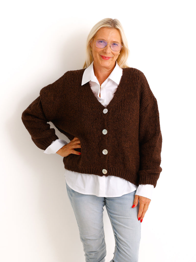 Oversize Strickjacke LIVARA – Flauschiger Glattstrick mit V-Ausschnitt – Gr. 38–44