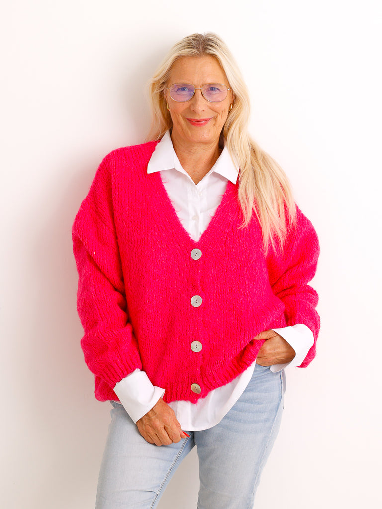 Oversize Strickjacke LIVARA – Flauschiger Glattstrick mit V-Ausschnitt – Gr. 38–44