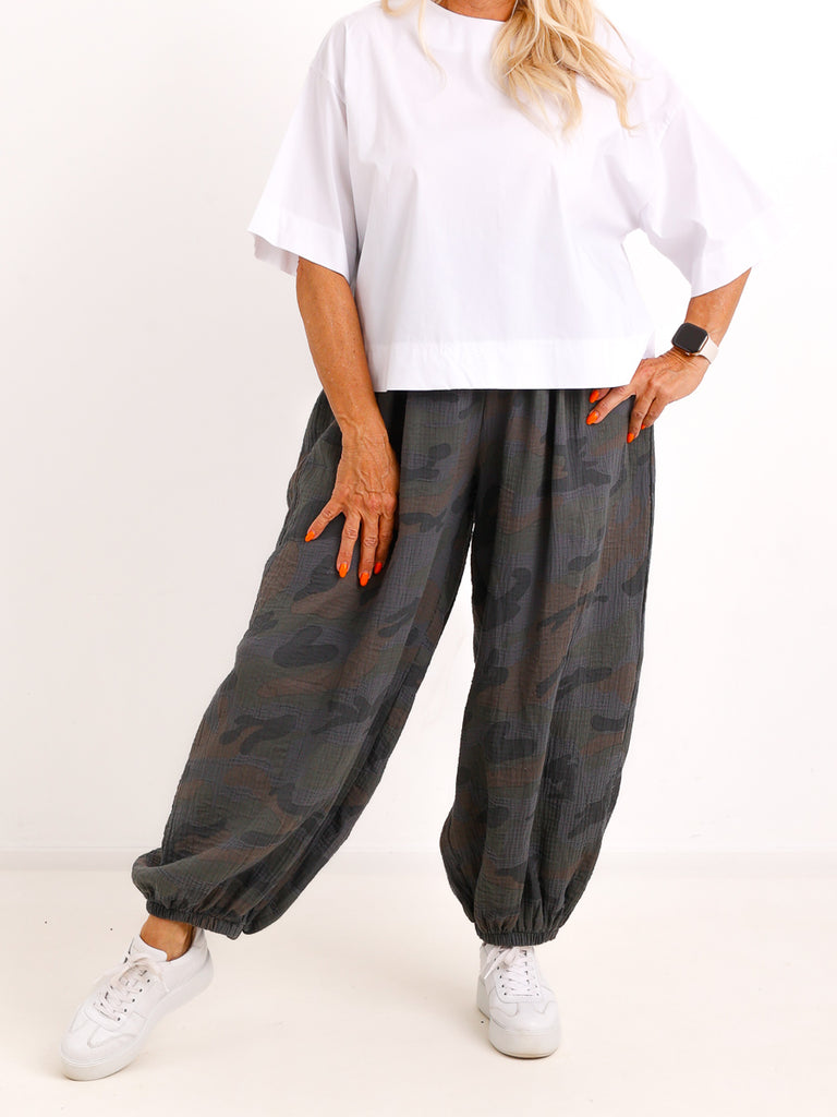 Curvy Size Musselin-Ballonhose NINO – Camouflage-Design aus Baumwolle – Gr. 44–54