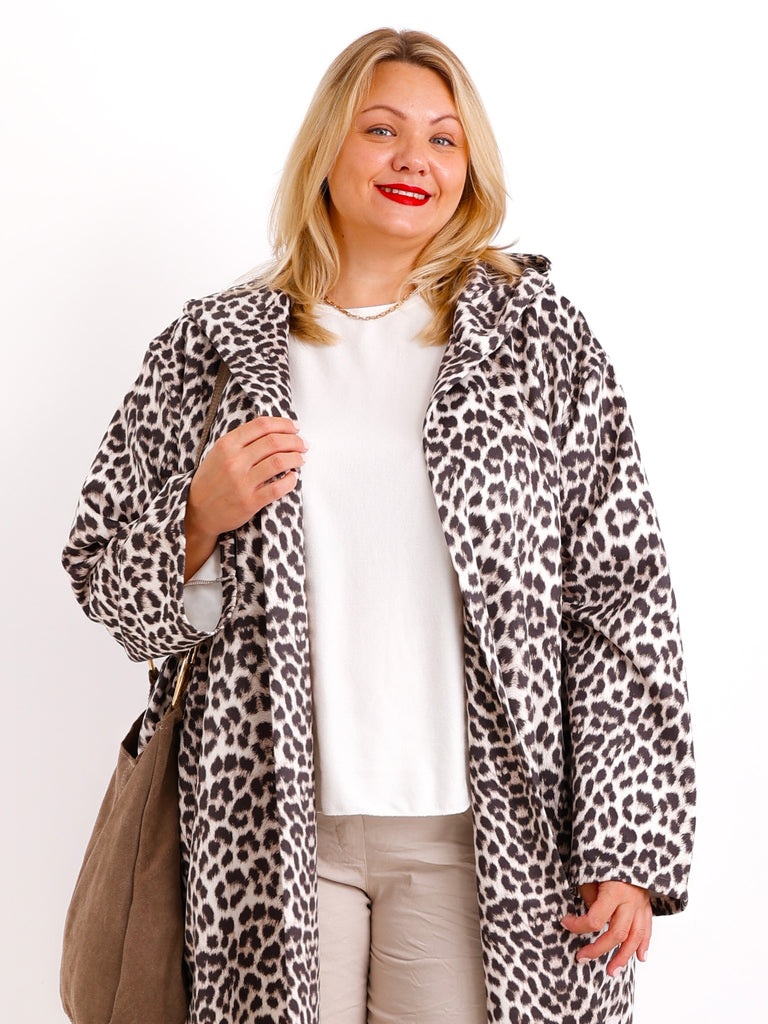 AMELIE Curvy Size Leo-Mantel – Soft Velours in Naturtönen