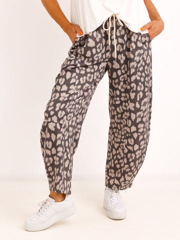 Hose DELVANO – Leo-Look mit lässiger Barrel-Silhouette – Gr. 36–42