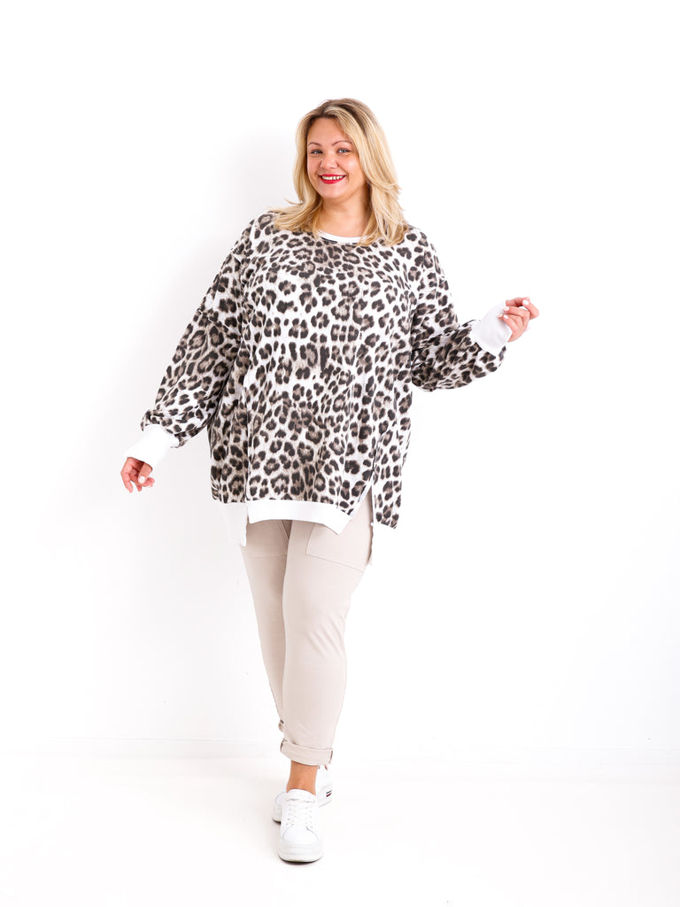 Elise Leo Sweater Curvy Fit – langer Plus Size Pullover in Offwhite/Taupe/Schoko