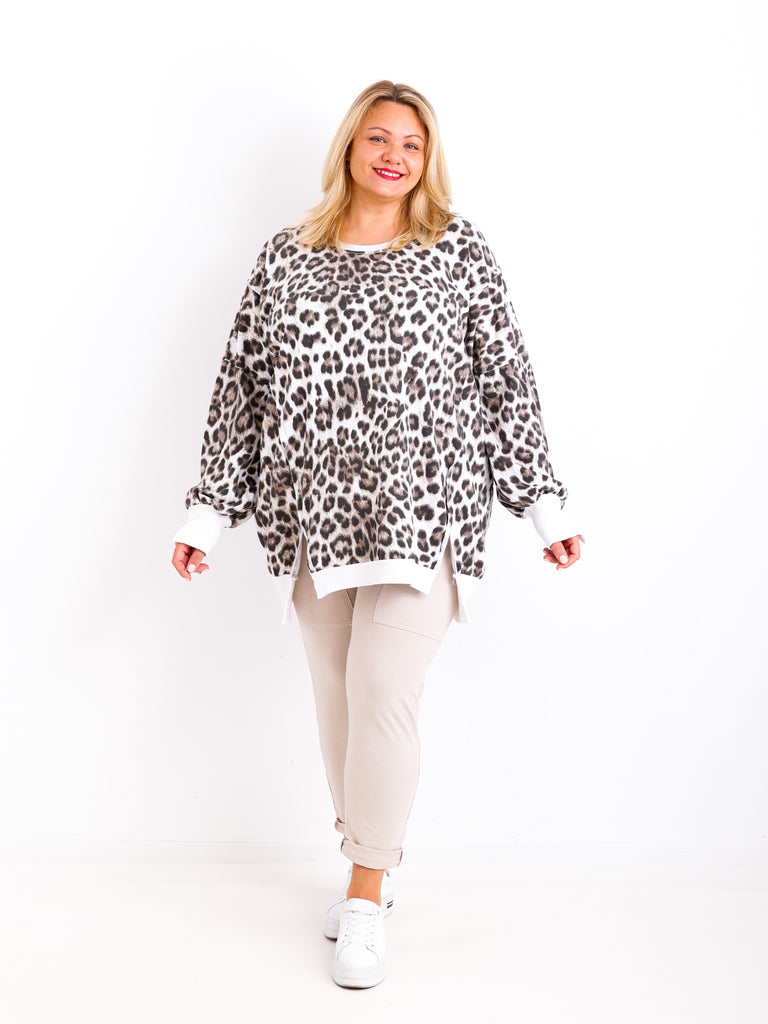 Elise Leo Sweater Curvy Fit – langer Plus Size Pullover in Offwhite/Taupe/Schoko