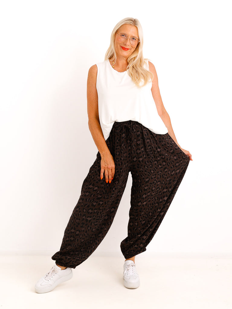 Curvy Size Musselin-Ballonhose CHRIS – LEO-Design aus Baumwolle – Gr. 44–54