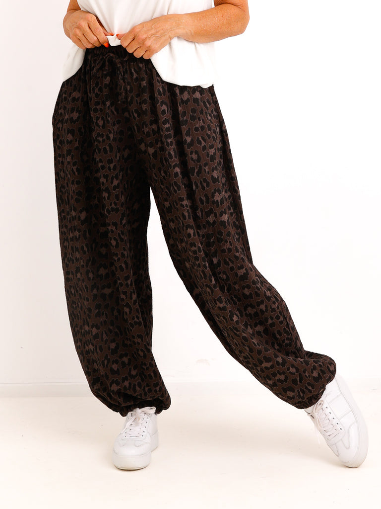 Curvy Size Musselin-Ballonhose CHRIS – LEO-Design aus Baumwolle – Gr. 44–54