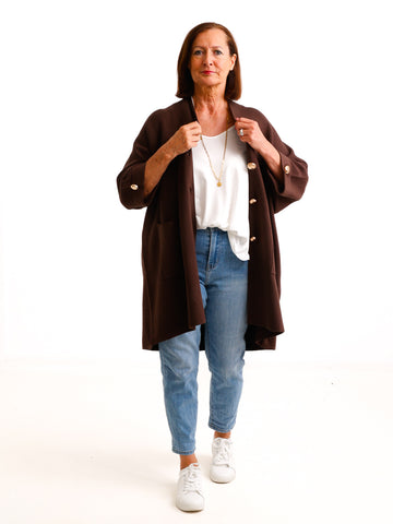 Oversize Strickjacke DORO.S – Lange Feinstrickjacke mit goldenen Schmuckknöpfen – Gr. 38–48