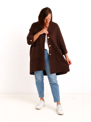 Oversize Strickjacke DORO.S – Lange Feinstrickjacke mit goldenen Schmuckknöpfen – Gr. 38–48