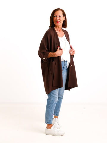Oversize Strickjacke DORO.S – Lange Feinstrickjacke mit goldenen Schmuckknöpfen – Gr. 38–48
