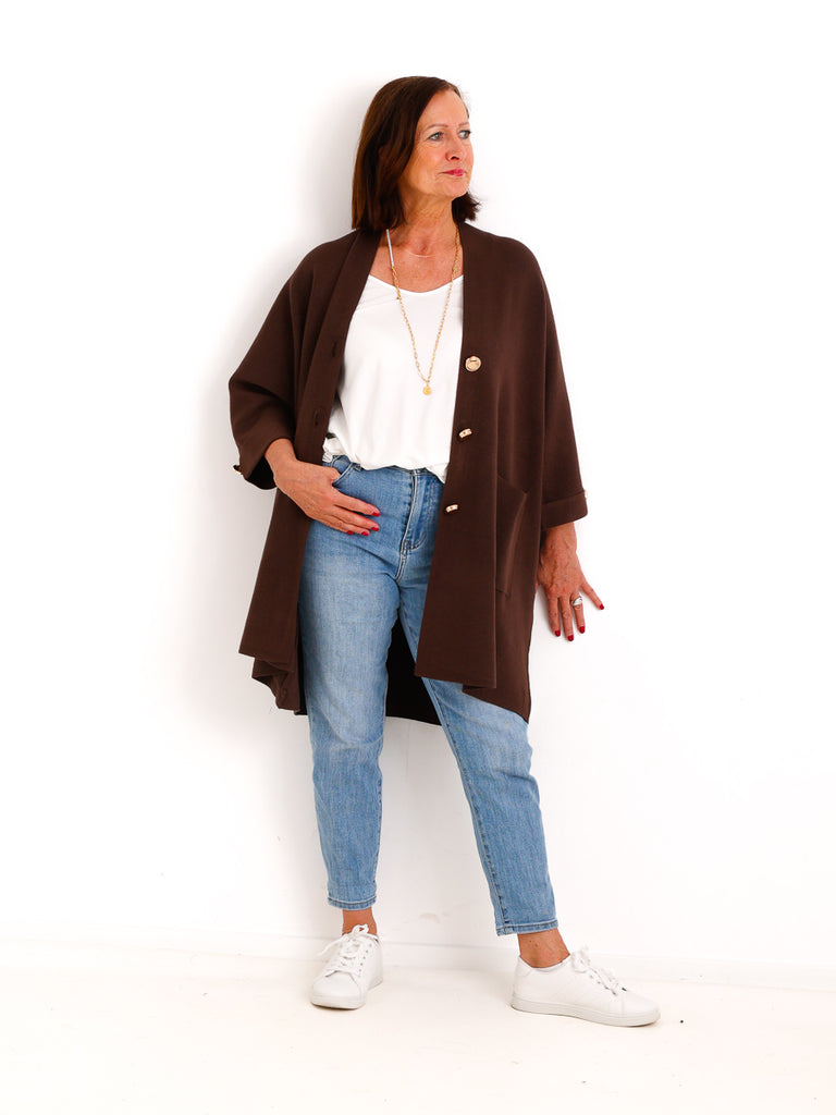 Oversize Strickjacke DORO.S – Lange Feinstrickjacke mit goldenen Schmuckknöpfen – Gr. 38–48