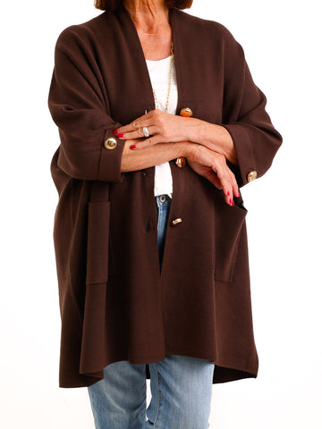 Oversize Strickjacke DORO.S – Lange Feinstrickjacke mit goldenen Schmuckknöpfen – Gr. 38–48