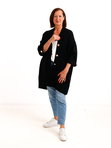 Oversize Strickjacke DORO.S – Lange Feinstrickjacke mit goldenen Schmuckknöpfen – Gr. 38–48