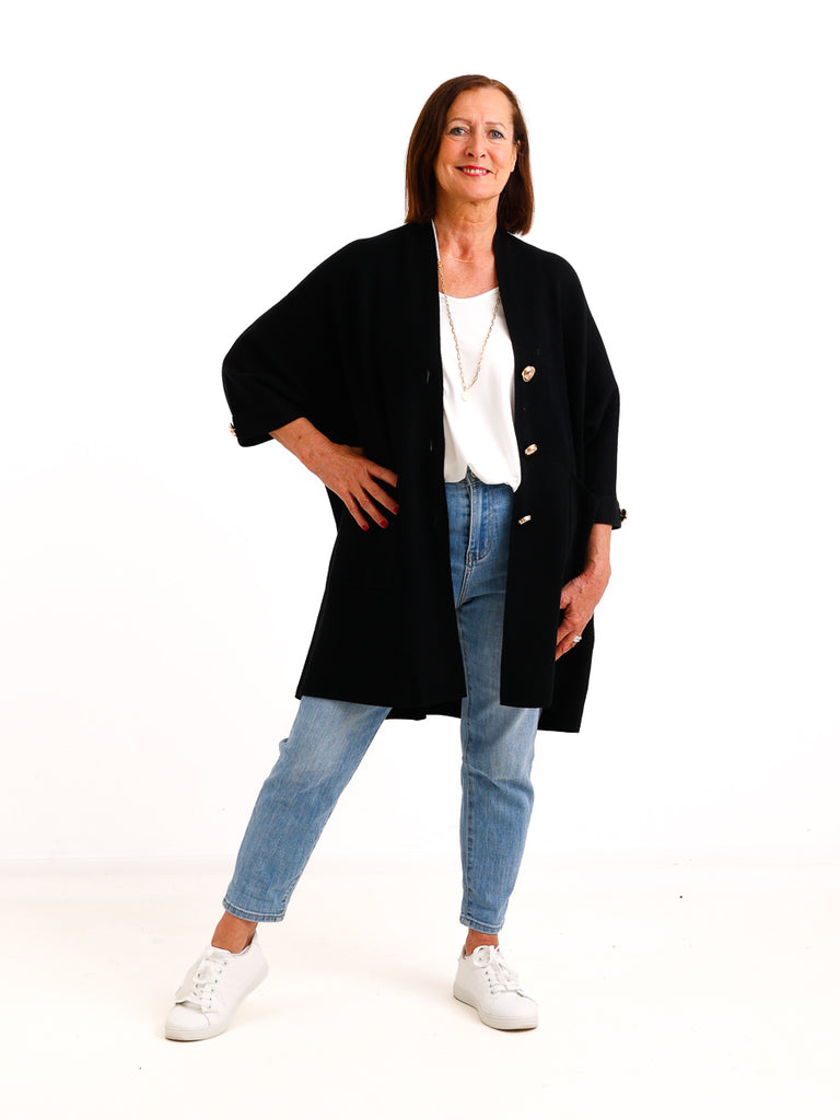 Oversize Strickjacke DORO.S – Lange Feinstrickjacke mit goldenen Schmuckknöpfen – Gr. 38–48