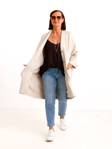 Oversize Strickjacke DORO.S – Lange Feinstrickjacke mit goldenen Schmuckknöpfen – Gr. 38–48