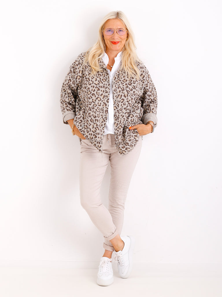 LISS Oversize Damen Jeansjacke / Hemd im Leo Muster – Leichte Denim Jacke