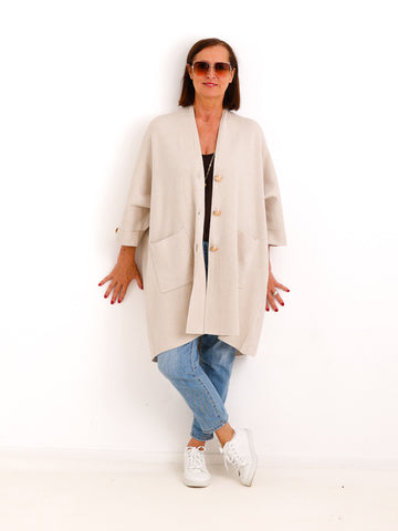 Oversize Strickjacke DORO.S – Lange Feinstrickjacke mit goldenen Schmuckknöpfen – Gr. 38–48