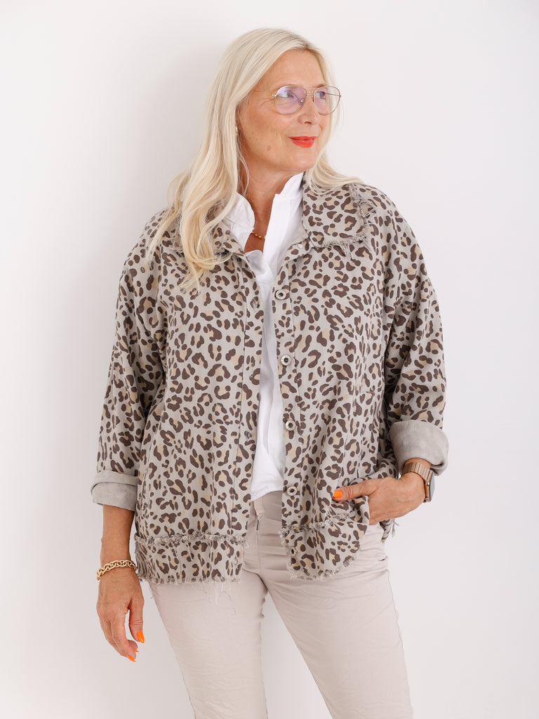 LISS Oversize Damen Jeansjacke / Hemd im Leo Muster – Leichte Denim Jacke