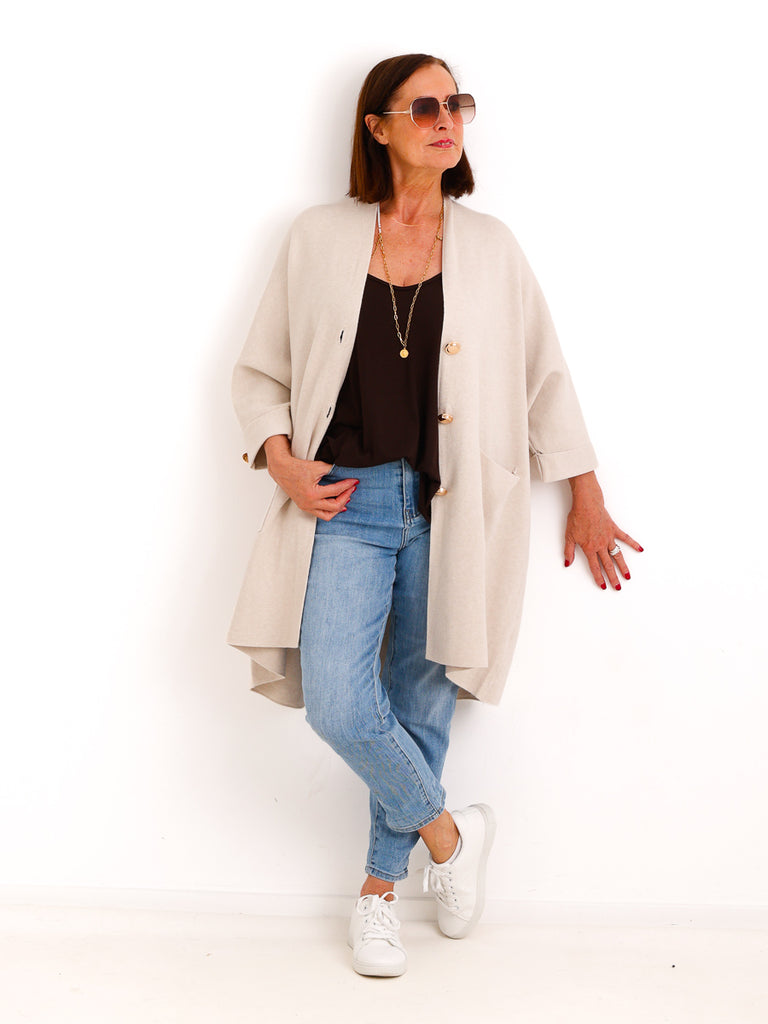 Oversize Strickjacke DORO.S – Lange Feinstrickjacke mit goldenen Schmuckknöpfen – Gr. 38–48