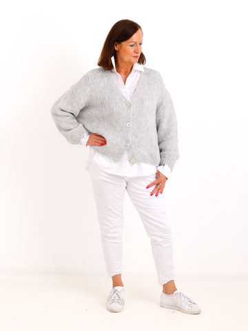 Oversize Strickjacke LIVARA – Flauschiger Glattstrick mit V-Ausschnitt – Gr. 38–44
