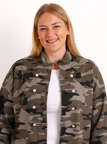 Curvy Size Denim-Jacke SANNE – Camouflage-Look mit dekorativen Riegeln – Gr. 46–56