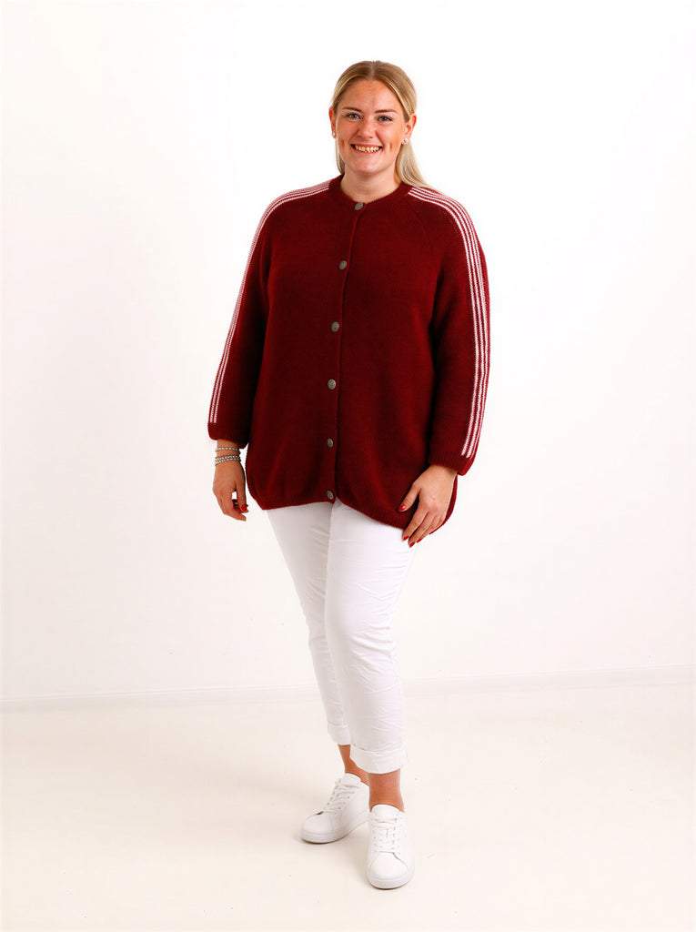 Curvy Size Strickjacke AVEY – Kuscheliger Glattstrick mit edlen Knopfdetails – Gr. 44–52