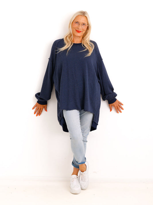 Silberstern Oversize-Sweater CARLY.S in Dunkelblau mit Inside-Out-Nähten und Vokuhila-Schnitt an einem Model