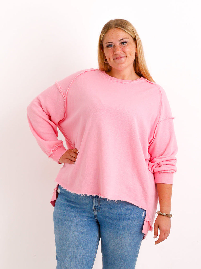 Silberstern Oversize-Sweater CARLY.S in Rosa aus reiner Baumwolle mit Inside-Out-Nähten und Vokuhila-Schnitt an Model