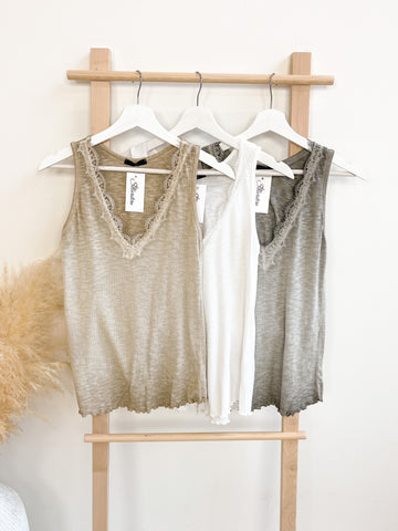 LOVELY Top mit Spitze - verschiedene Farben